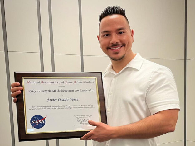 Foto1 Foto. El ingeniero Javier Ocasio Pérez, egresado del RUM, fue reconocido por partida doble por la NASA.