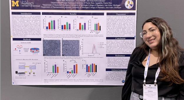 Diaris N. Báez Maldonado junto a su póster de investigación.