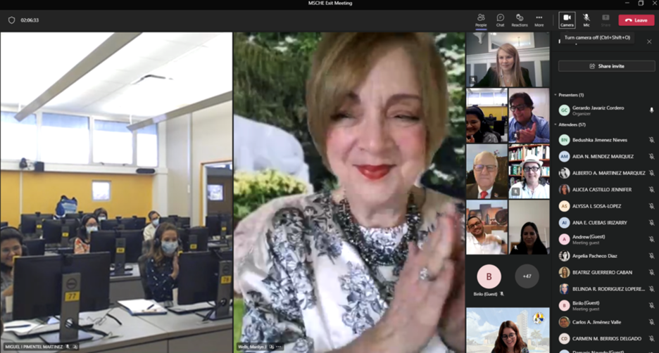 Teams-Image-Comunicado-2022-12-20 Personal de UPR Aguadilla recibiendo las felicitaciones de parte de la Dra. Marilyn Wells, presidenta del comité de acreditación de la MSCHE.