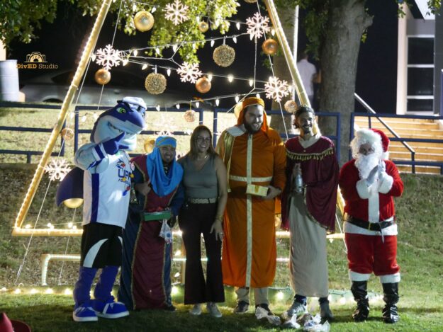 árbol de navidad con todos Árbol de navidad con todos