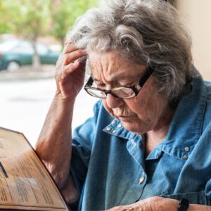 Imagen de persona de edad avanzada esforzandose para recordar.