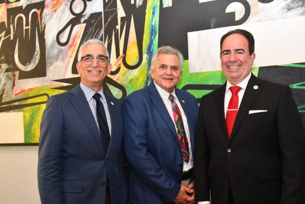 1a A la derecha el Presidente de la UPR Dr. Luis A. Ferrao acompañando al Dr. Fernando Colón Osorio en el centro, y por el Rector del RUM Agustín Rullán en la izquierda.