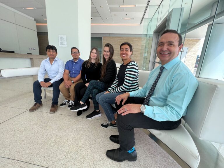 Equipo FitoEnergy con su profesor sentados