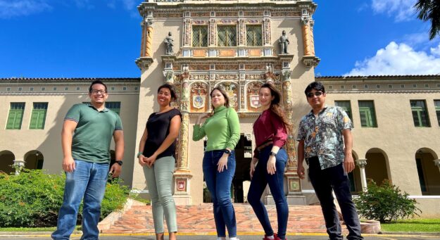 Equipo de FitoEnergy frente a la Torre de la UPR Río Piedras