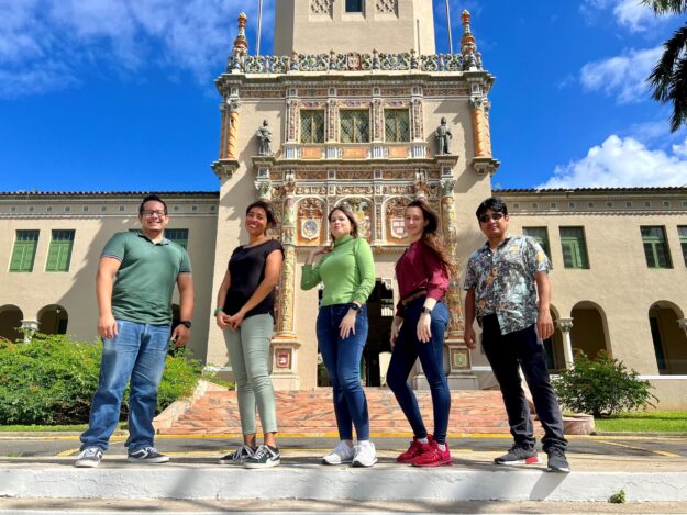 Equipo de FitoEnergy UPR Rio Piedras 1 – Resize Equipo de FitoEnergy frente a la Torre de la UPR Río Piedras