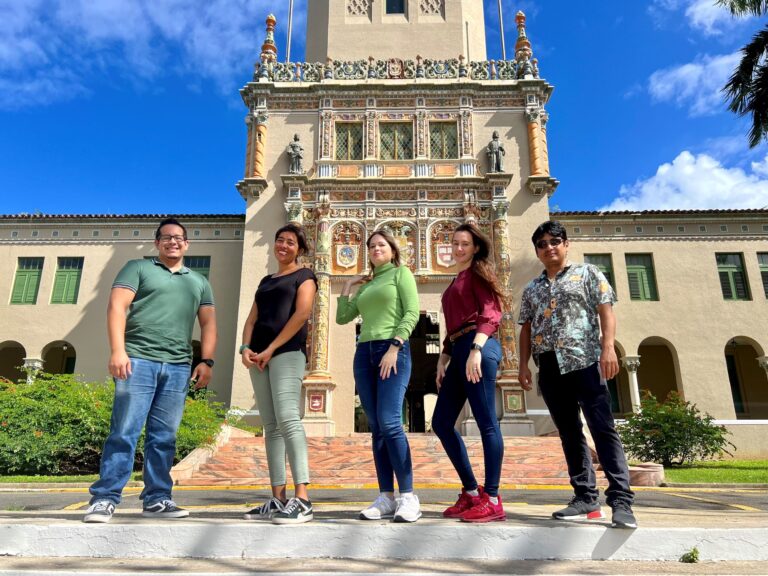 Equipo de FitoEnergy frente a la Torre de la UPR Río Piedras