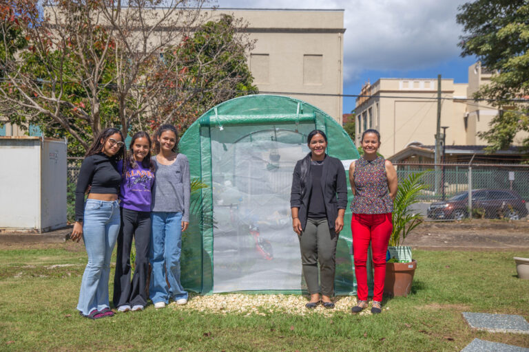 Estefanía Cortés Díaz, Patricia Rodríguez, Kiara Fernández, Dra Keila Soto y Dra Gina Ortiz, frente al mariposario.