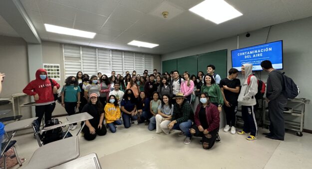 Foto de 52 estudiantes que participarn en el taller