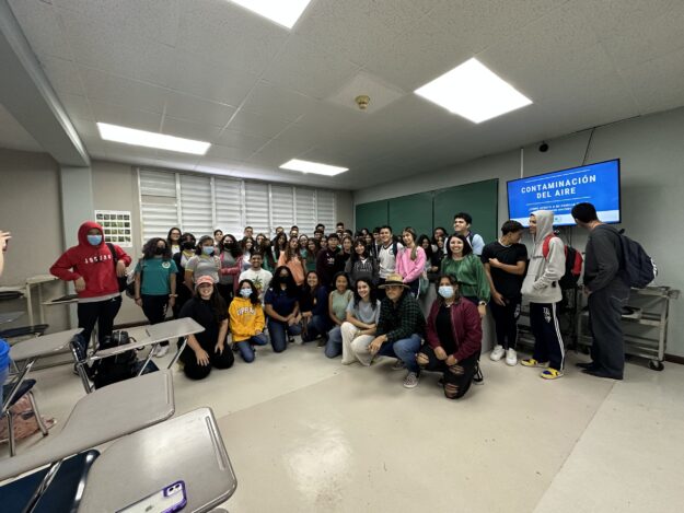 Estudiantes de 4 escuelas en UPR Aguadilla Foto de 52 estudiantes que participarn en el taller