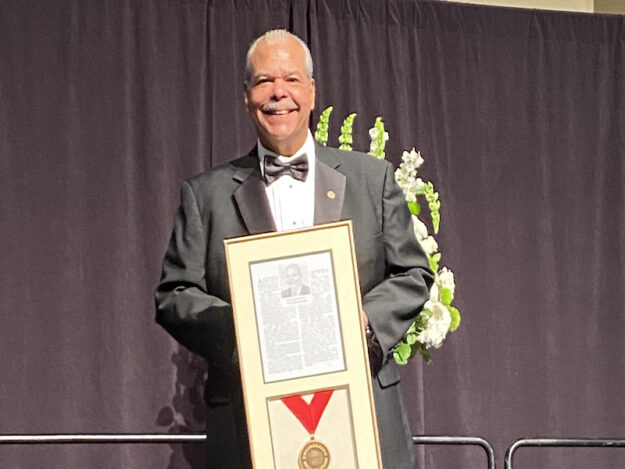 El ingeniero industrial Rey Almodóvar fue nombrado al Salón de la Fama de Ingeniería del estado de Alabama (AEHOF).