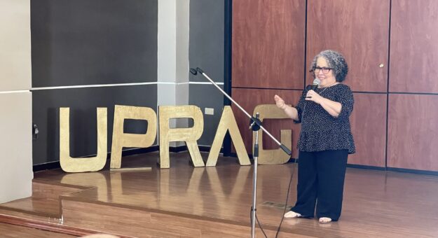 Brenda Martínez en la presentación de su libro Mirando Hacia Arriba