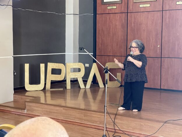 Brenda Martínez en la presentación de su libro Mirando Hacia Arriba Brenda Martínez en la presentación de su libro Mirando Hacia Arriba