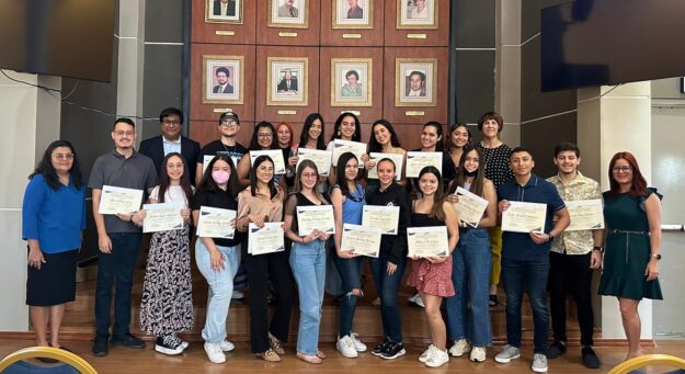 Estudiantes que recibieron la beca de $800 dólares edited