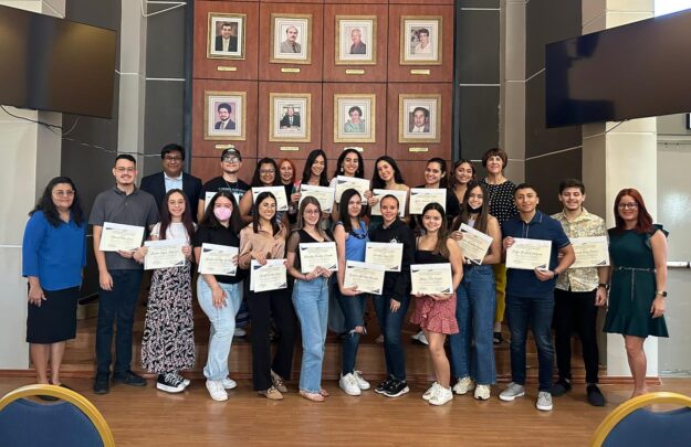 Estudiantes que recibieron la beca de $800 dólares edited Estudiantes que recibieron la beca de $800 dólares edited