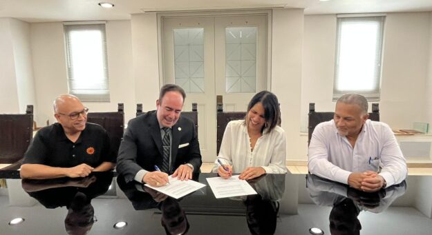El presidente de la UPR, Dr. Luis A. Ferrao, firmó el convenio colectivo de la HEEND