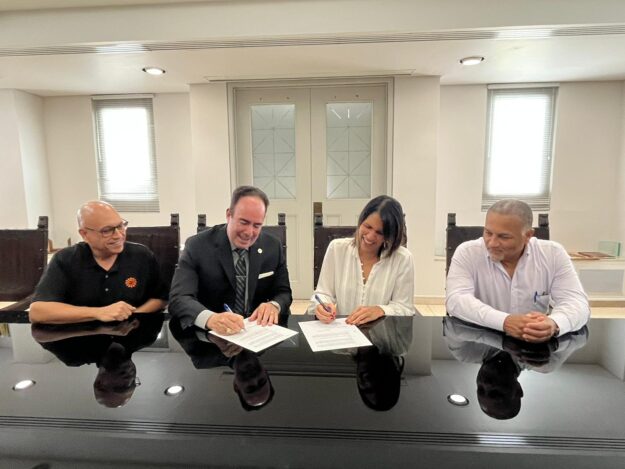 El presidente de la UPR, Dr. Luis A. Ferrao, firmó el convenio colectivo de la HEEND El presidente de la UPR, Dr. Luis A. Ferrao, firmó el convenio colectivo de la HEEND