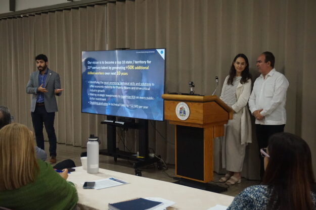 Humberto Mercader y Presidente UPR Rectores de la UPR y directores de la DECEP reciben orientación del DDEC sobre iniciativa 21st Century Techforce Puerto Rico.