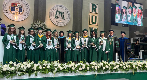 Los estudiantes que se graduaron con promedio perfecto del Colegio de Artes y Ciencias, recibieron el premio Luis Stefani Raffucci, en la ceremonia del sábado, 10 de junio de la centésima décima colación de grados del RUM.
