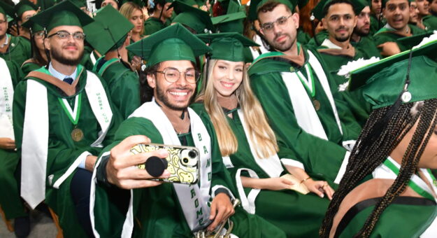RUM celebra su centésima décima graduación con 1,934 graduandos