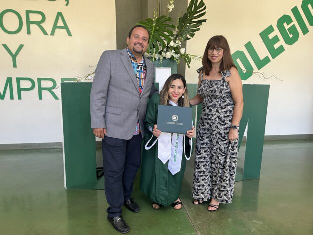 Con sus padres Con sus padres