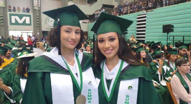 Desde la izquierda: las hermanas Andrea y Giuliana Conty Rodríguez, graduadas con promedio perfecto del RUM.