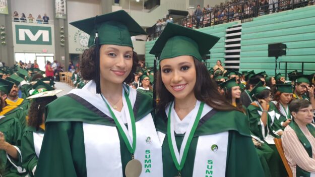 Desde la izquierda: las hermanas Andrea y Giuliana Conty Rodríguez, graduadas con promedio perfecto del RUM. Desde la izquierda: las hermanas Andrea y Giuliana Conty Rodríguez, graduadas con promedio perfecto del RUM.