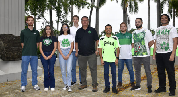 Dr. Rúa de la Asunción junto a su equipo investigativo de estudiantes del RUM