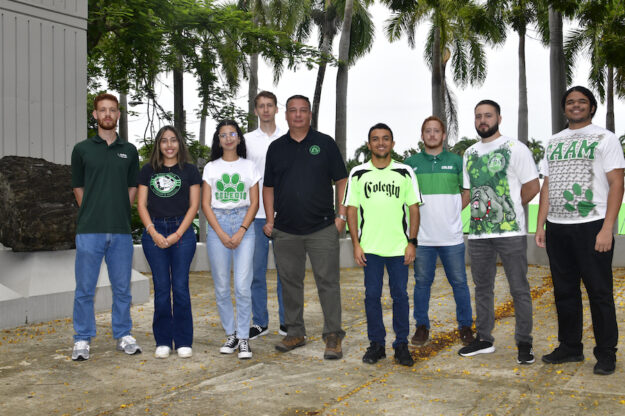 Dr. Rúa de la Asunción junto a su equipo investigativo de estudiantes del RUM Dr. Rúa de la Asunción junto a su equipo investigativo de estudiantes del RUM