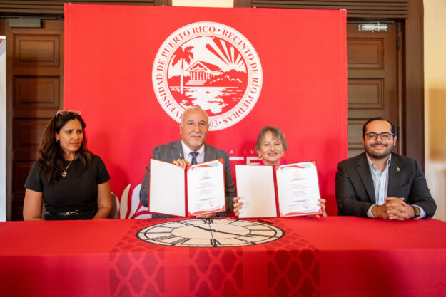 Momento firma de acuerdo, Aurora Sotográs, directora DECEP UPR RP; José Acarón, director estatal AARP PR; Dra. Angélica Varela, rectora UPR RP; y Lcdo. Guillermo Maldonado, secretario del Departamento del Trabajo. Momento firma de acuerdo, Aurora Sotográs, directora DECEP UPR RP; José Acarón, director estatal AARP PR; Dra. Angélica Varela, rectora UPR RP; y Lcdo. Guillermo Maldonado, secretario del Departamento del Trabajo.