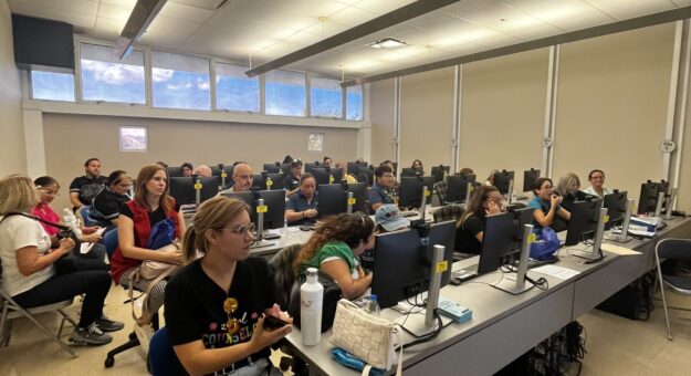 Orientadores y consejeros escolares durante el taller educativo