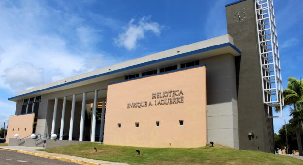 Foto de la entrada del edificio de la Biblioteca Enrique A. Laguerre, de la UPR en Aguadilla.