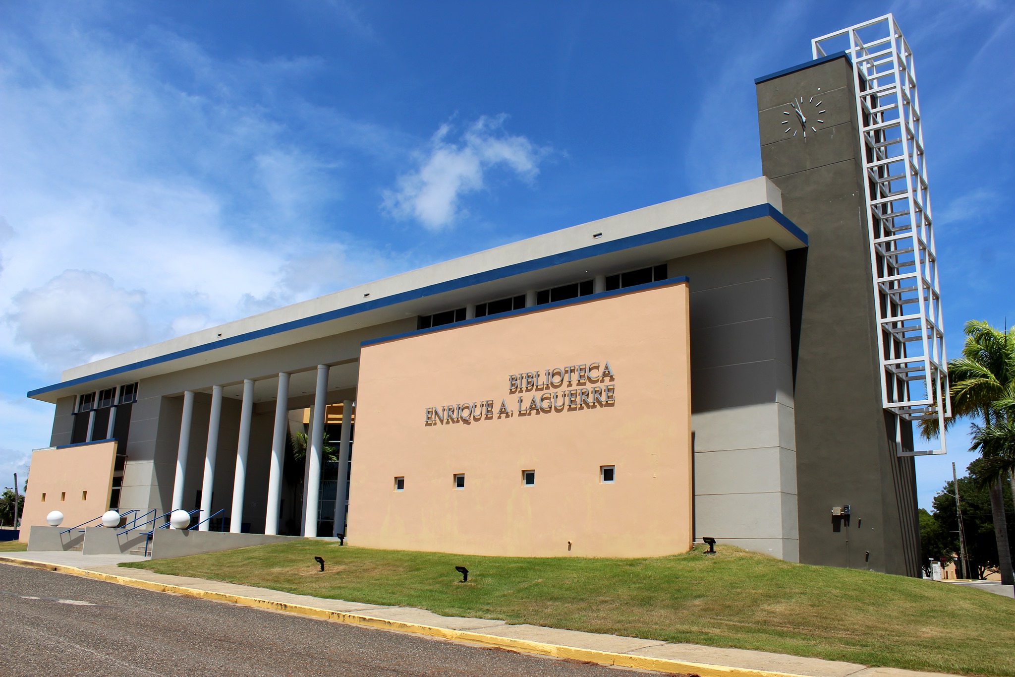 Foto de la entrada del edificio de la Biblioteca Enrique A. Laguerre, de la UPR en Aguadilla.
