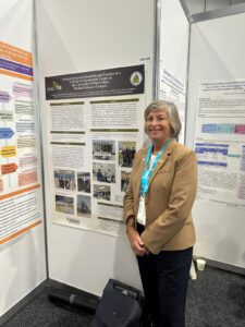 doctora Wanda Maldonado presentando afiche