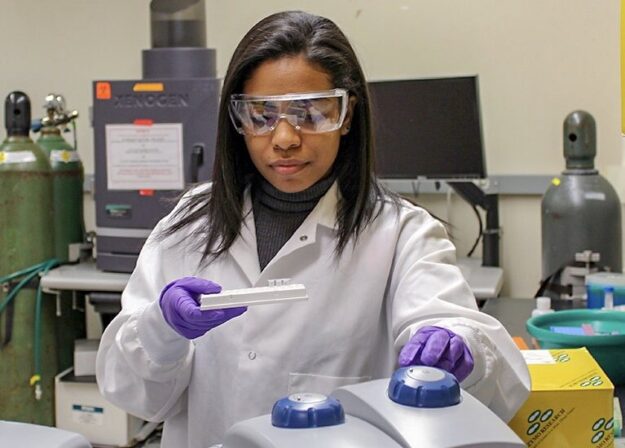 Dra Julissa Reynoso en laboratorio – Wet Lab Científicos puertorriqueños hacen descubrimientos analizando coprolitos precolombinos