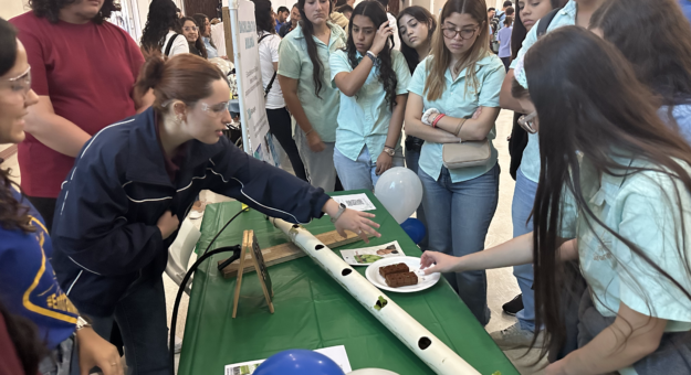 Estudiantes de escuela superior son sumergidos en proyectos de ciencias