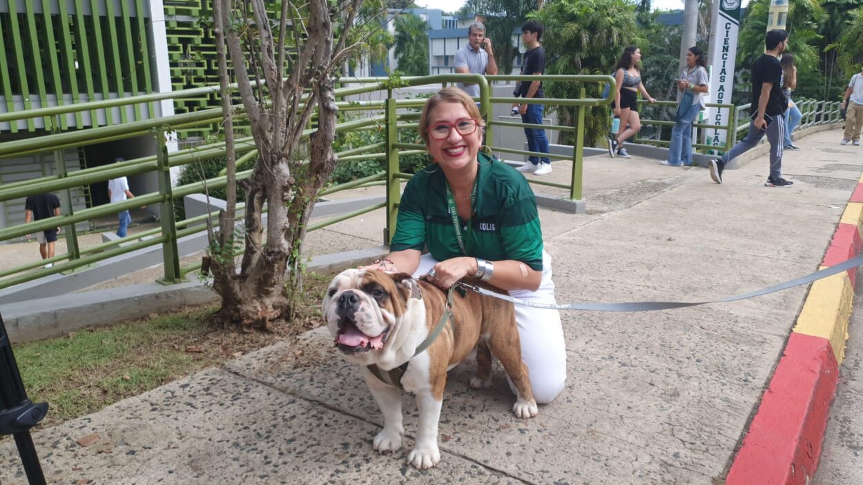 Dra. Nancy Vicente, decana de Asuntos Adademicos, mostrando a la mascota del RUM