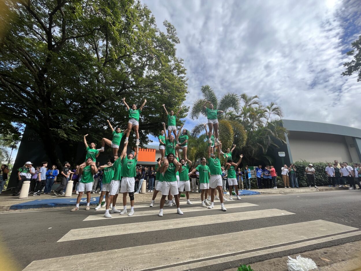 Equipo de Porrismo del RUM haciendo piramide Humana