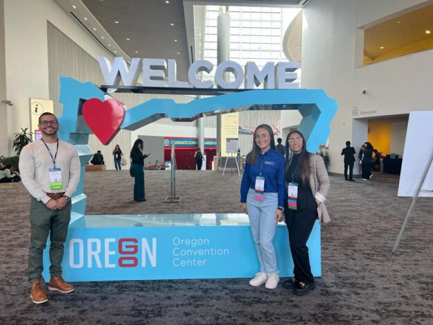 Estudiantes de UPR Aguadilla presentan sus investigaciones en Portland, Oregon Estudiantes de UPR Aguadilla presentan sus investigaciones en Portland, Oregon.