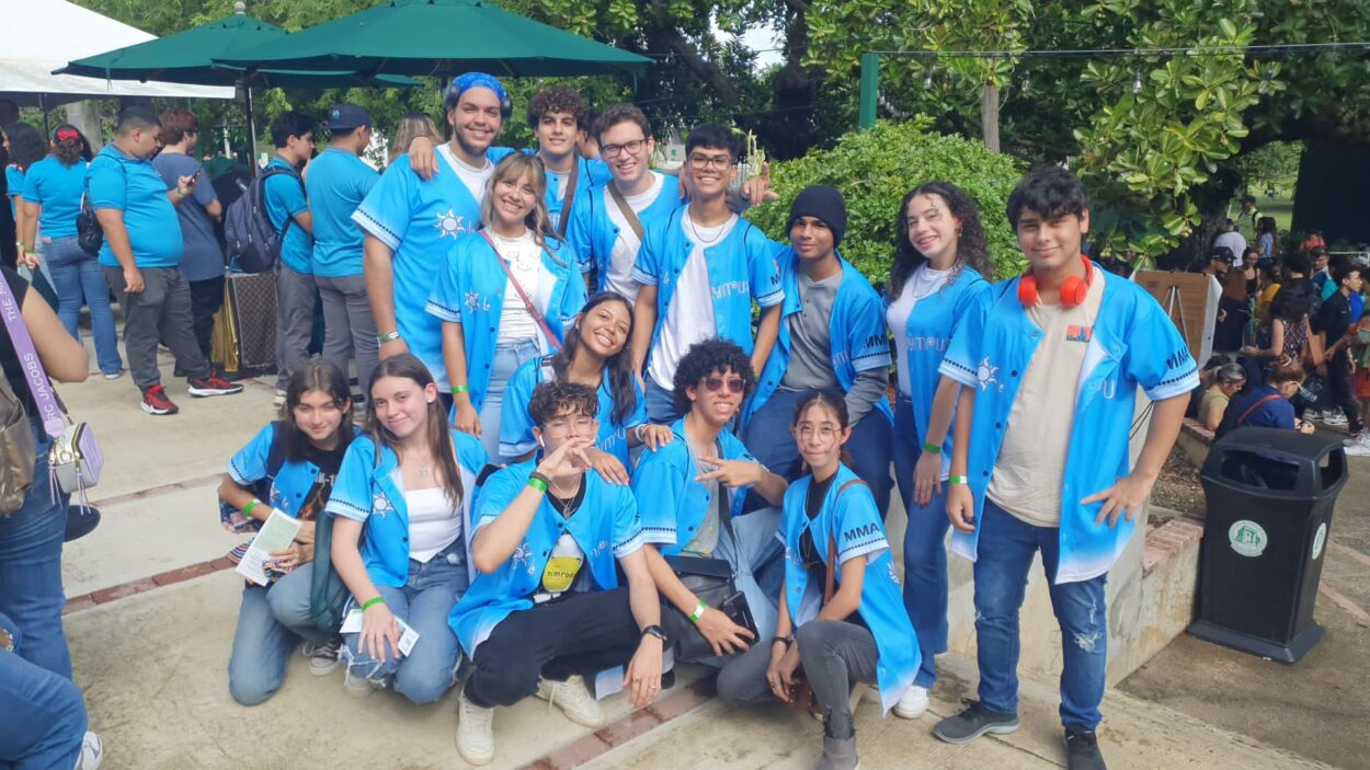 Grupo de Estudiantes de la escuela Mil Mascaras de Hormigueros