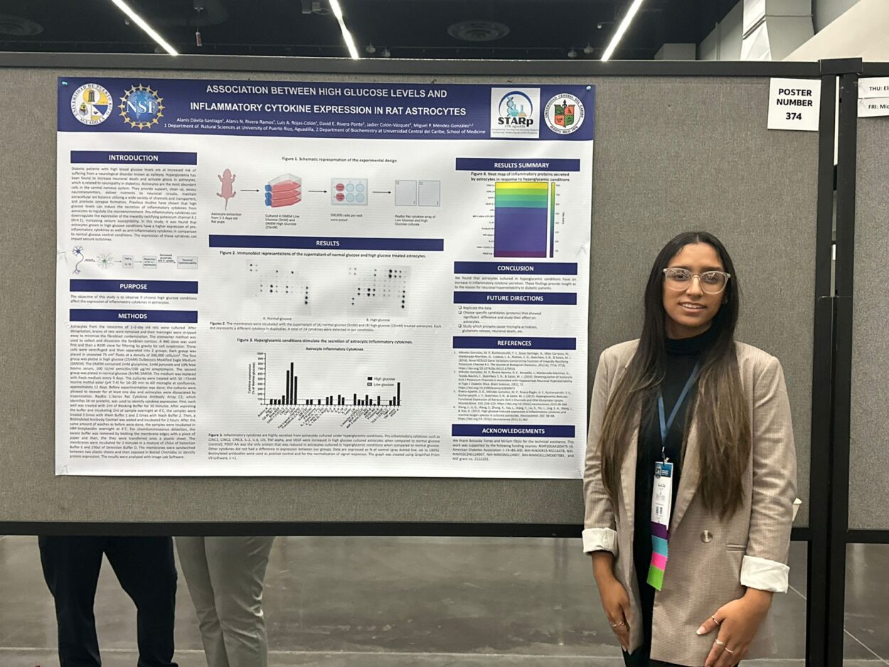 La estudiante Alanis Dávila Santiago junto a su póster de investigación