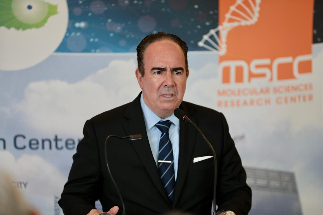 Dr. Luis A. Ferrao (Presidente de la UPR), en el podio.