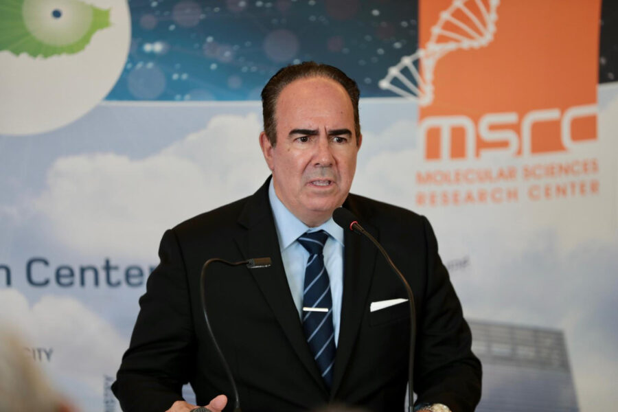 Dr. Luis A. Ferrao (Presidente de la UPR), en el podio.