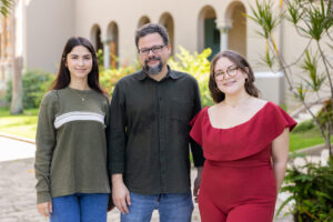 El profesor Carlos García Arce y las estudiantes Nahir Rodríguez Vélez y Amanda C. Serrano Rivera.