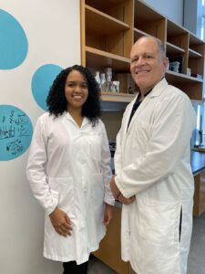 Julisa Gonzalez y su mentor doctor Jorge Colón en su laboratorio en el Edificio de Ciencias Moleculares.