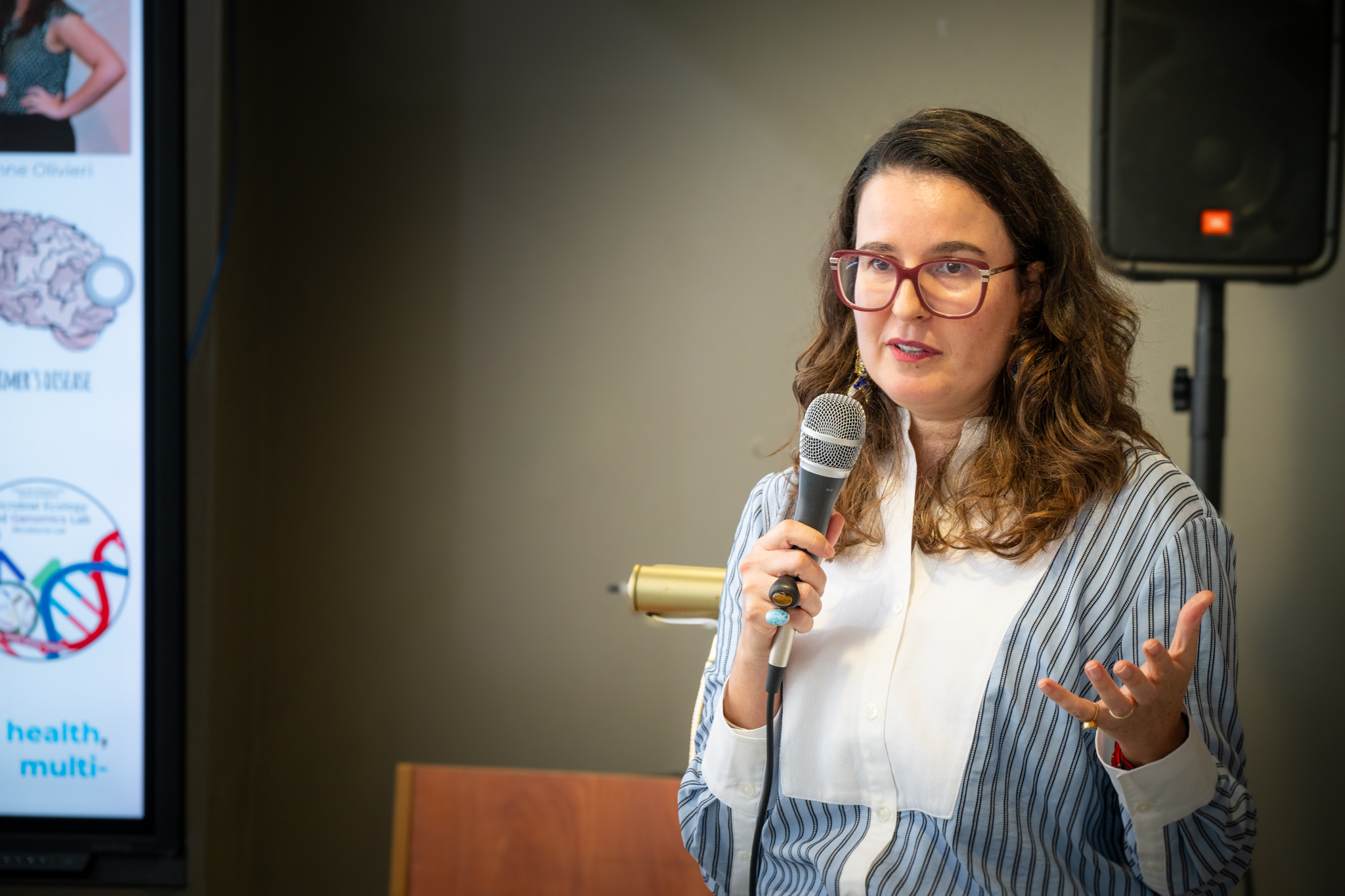 La Dra Filipa Godoy mientras habla del Puerto Rico Center for Microbiome Sciences.