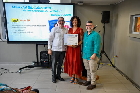 La Dra. Maia Sherwood Droz recibe un certificado de reconocimiento de parte del personal de la Biblioteca Conrado F. Asenjo.