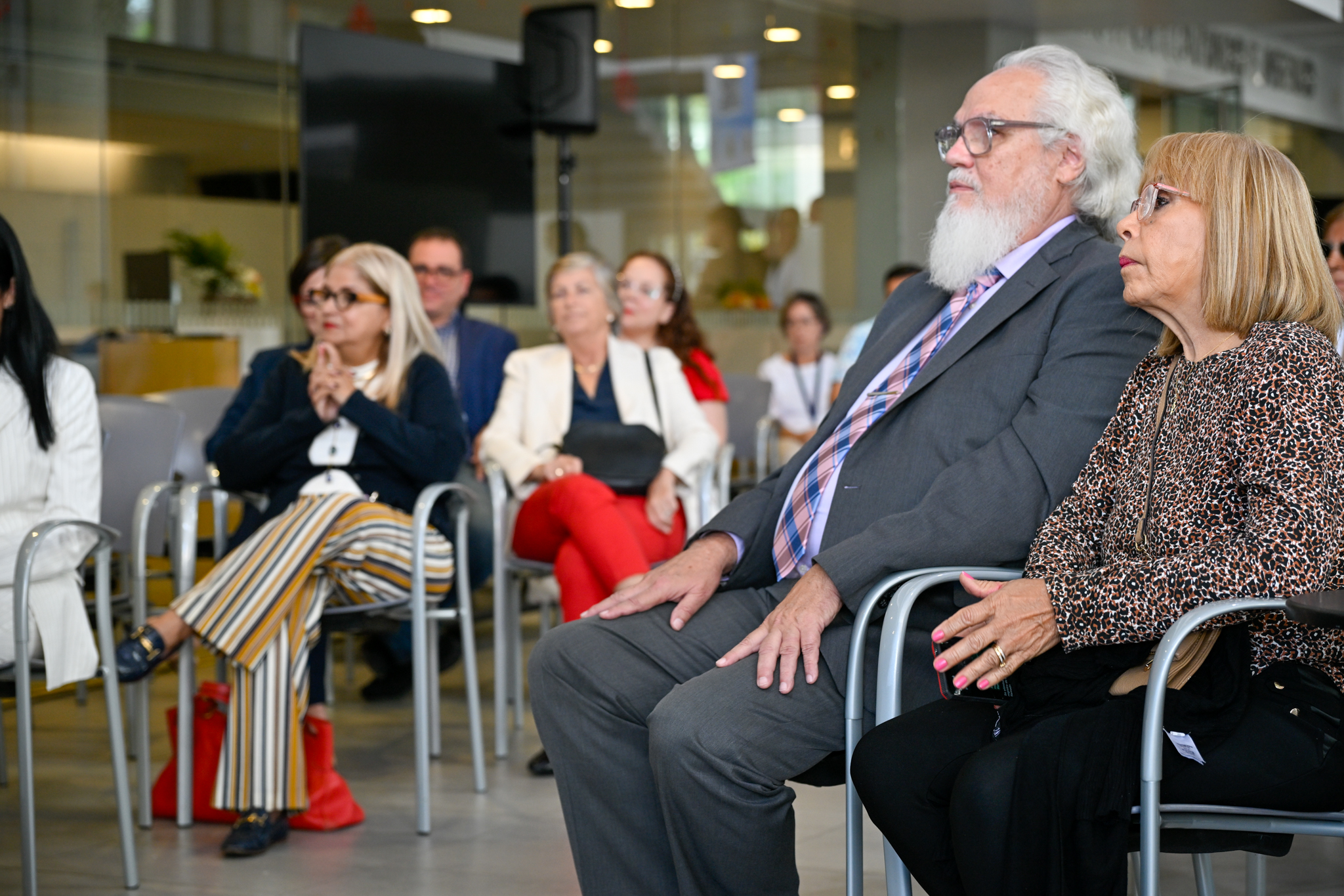Foto de los participantes en el acto protocolar de la apertura del Mes del Bibliotecario de las Ciencias de la Salud 2025. En primer plano, el Dr. Rubén García García, homenajeado.