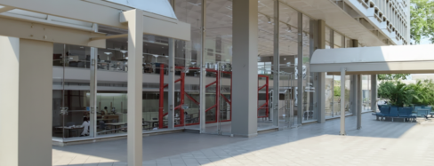 Foto al mediodía de la entrada de la Biblioteca donde se ve "La Veranda".