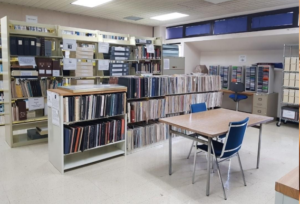 Archivos y anaqueles que componen la colección Héctor Campos Parsi