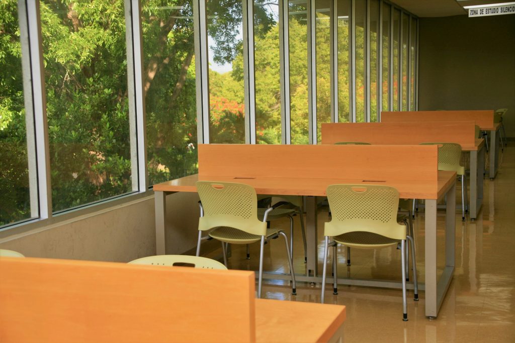 Foto de mesas en la biblioteca
